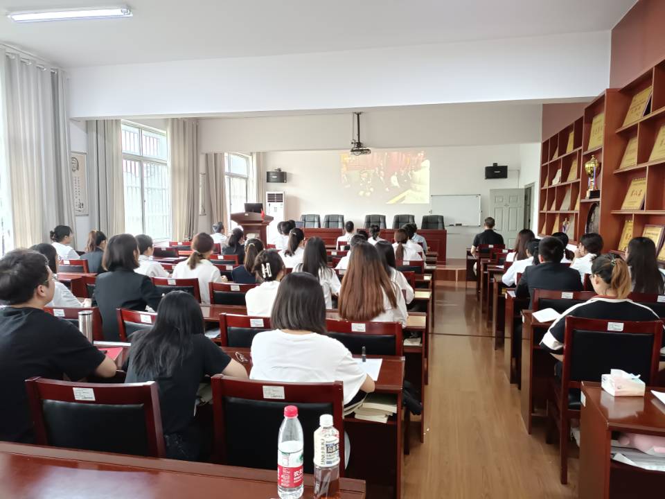信数女同性恋a片
8教406会议室46人收看现场2.jpg