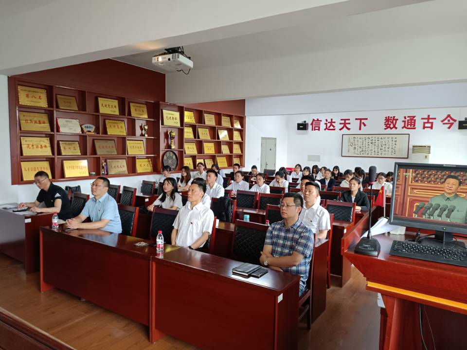 信数女同性恋a片
8教406会议室46人收看现场.jpg